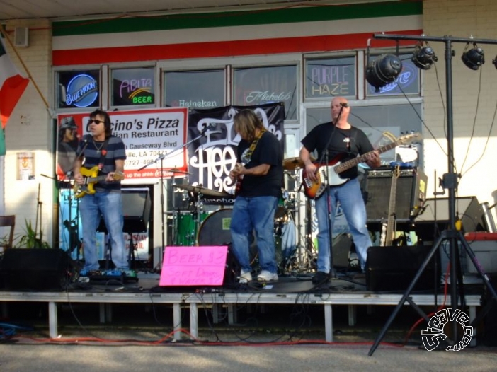 Coscino's Pizza's Free Mardi Gras Concert - February 2011